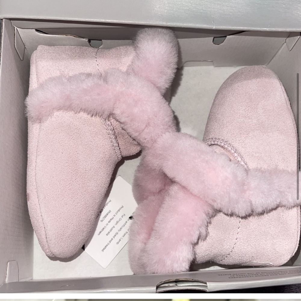 Ugg infant Genuine Shearling
Crib Shoe - Picture 5 of 6